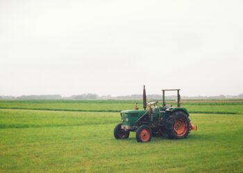 Tracteur Écologique dans un champ