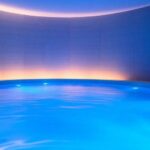 Bassin de flottaison lumineux dans un centre de flottaison avec éclairage bleu et ambiance zen
