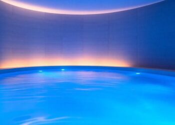 Bassin de flottaison lumineux dans un centre de flottaison avec éclairage bleu et ambiance zen