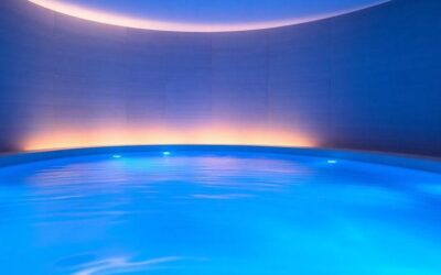 Bassin de flottaison lumineux dans un centre de flottaison avec éclairage bleu et ambiance zen