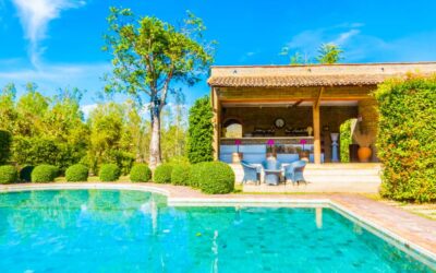 Gîte en France avec piscine turquoise, pool house et jardin soigneusement aménagé