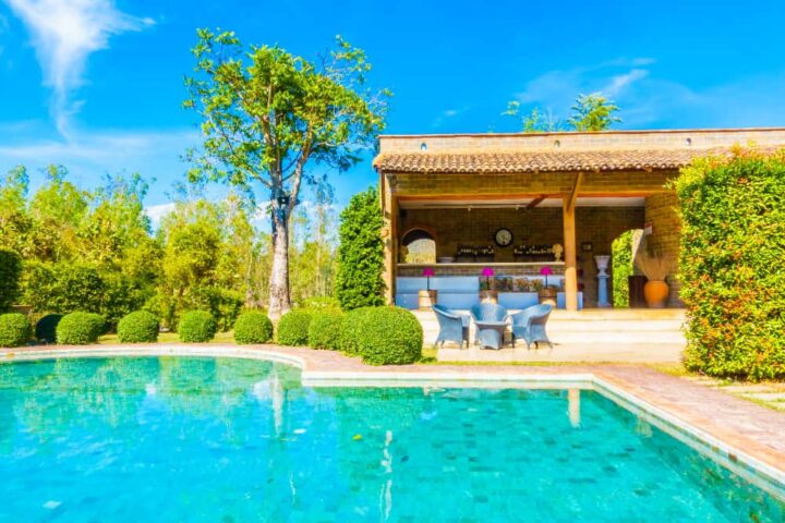 Gîte en France avec piscine turquoise, pool house et jardin soigneusement aménagé
