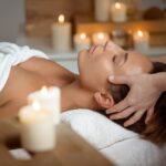 Moment de détente ultime dans un spa privatif avec massage cranien et ambiance aux bougies chaleureuse