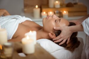 Moment de détente ultime dans un spa privatif avec massage cranien et ambiance aux bougies chaleureuse