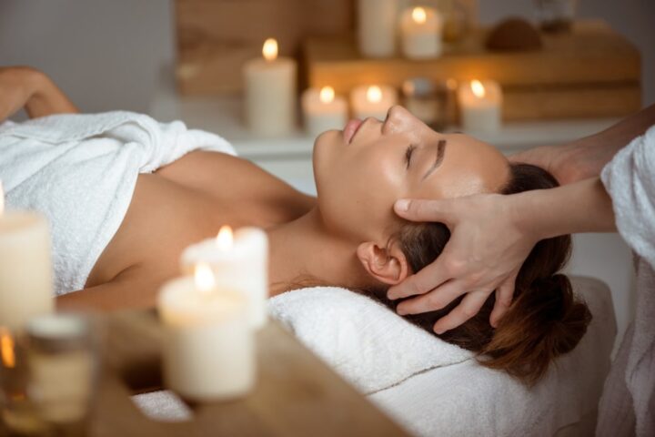 Moment de détente ultime dans un spa privatif avec massage cranien et ambiance aux bougies chaleureuse