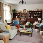 Salon chaleureux et encombré, typique d'un vide maison en Belgique avec meubles vintage et objets personnels