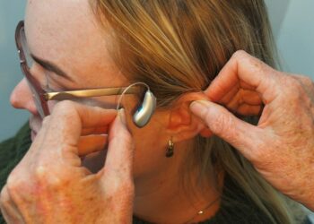 une femme met une paire de lunettes