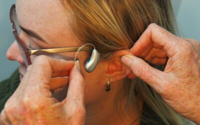 une femme met une paire de lunettes